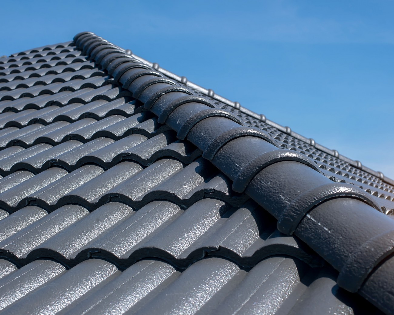 Tmavá strecha dokáže počas leta dosiahnuť teplotu až 80 °C. Aby sa teplo nedostalo dnu, treba izolovať podkrovie.